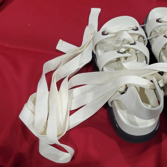 Delta Blayke White Sandals with Crisscross Straps and Dark Sole - Picture 5 of 11